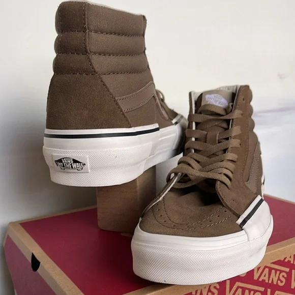 Vans Men’s Sk8-Hi Rearrange
Tonal Kangaroo
VN000CRMBYW
Sneakers - Picture 10 of 16